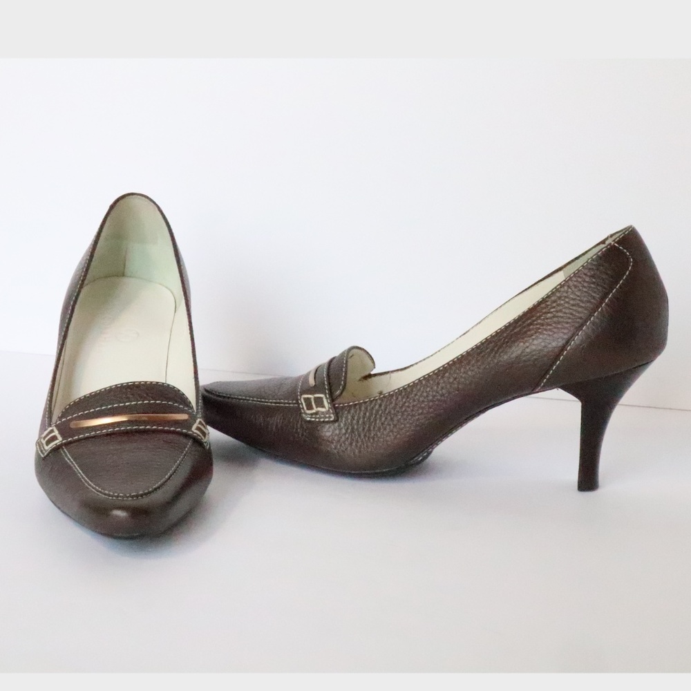 Pewter colored pebbled leather pumps w/vamp detail